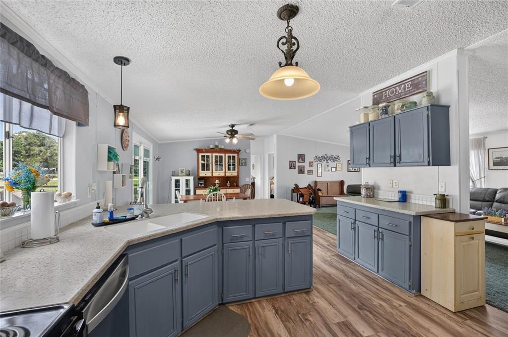 For Sale: $325,000 (3 beds, 2 baths, 1512 Square Feet)