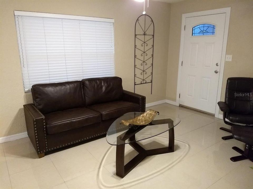 For Rent: $2,045 (2 beds, 1 baths, 900 Square Feet)