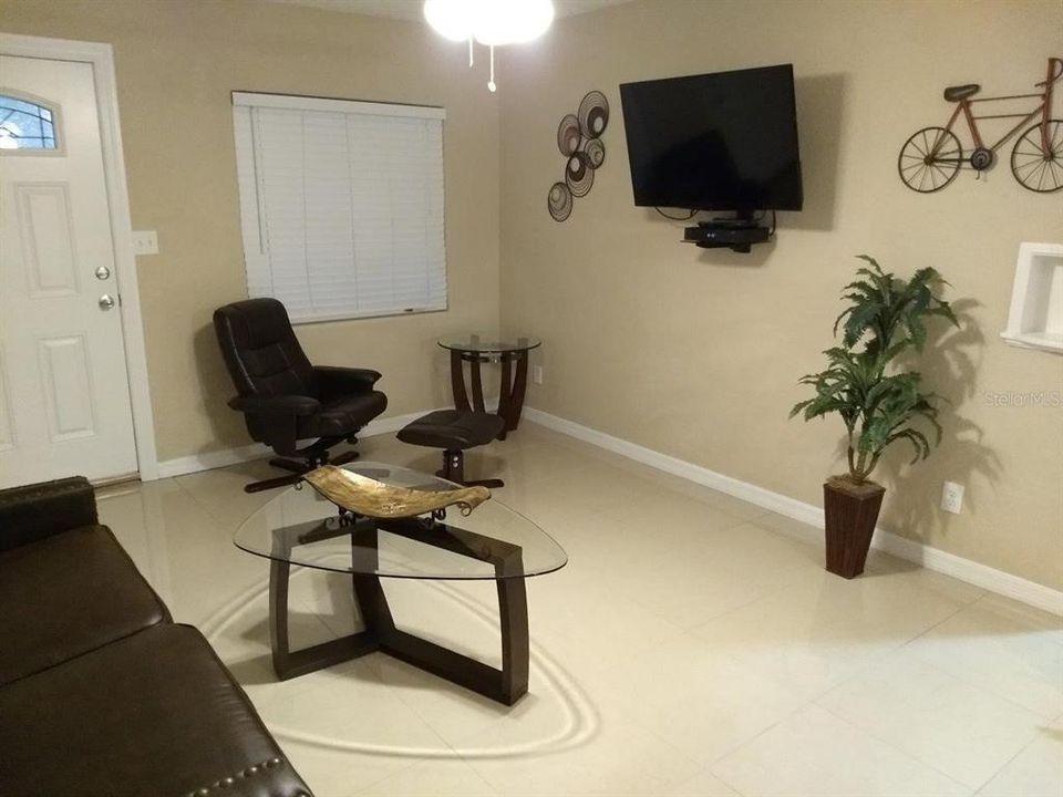 For Rent: $2,045 (2 beds, 1 baths, 900 Square Feet)