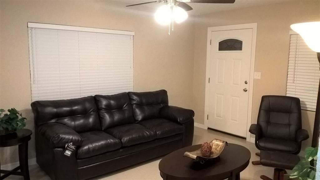 For Rent: $2,045 (2 beds, 1 baths, 900 Square Feet)