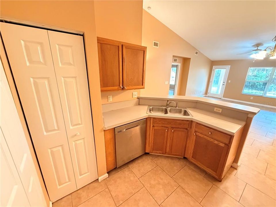 For Rent: $1,500 (3 beds, 2 baths, 1263 Square Feet)
