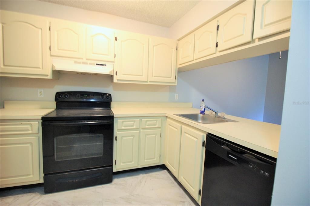 For Sale: $135,000 (1 beds, 1 baths, 766 Square Feet)