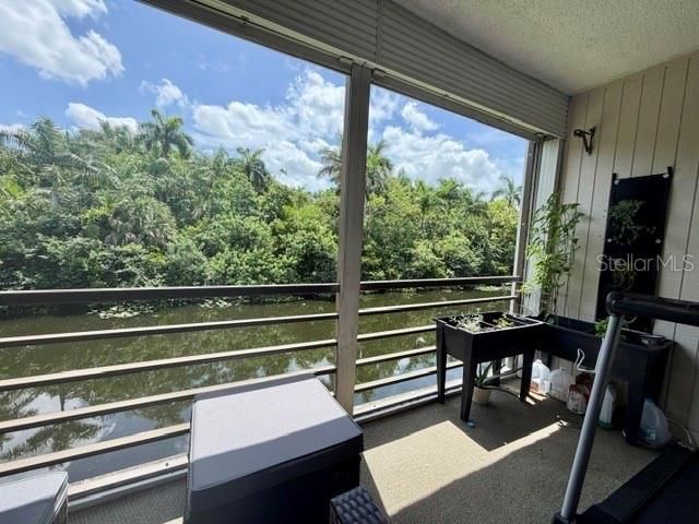 For Sale: $185,000 (2 beds, 2 baths, 975 Square Feet)