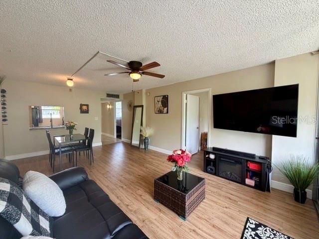 For Sale: $185,000 (2 beds, 2 baths, 975 Square Feet)