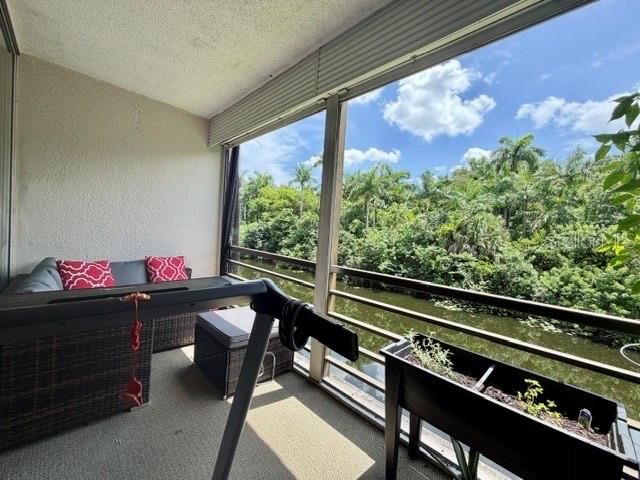 For Sale: $185,000 (2 beds, 2 baths, 975 Square Feet)