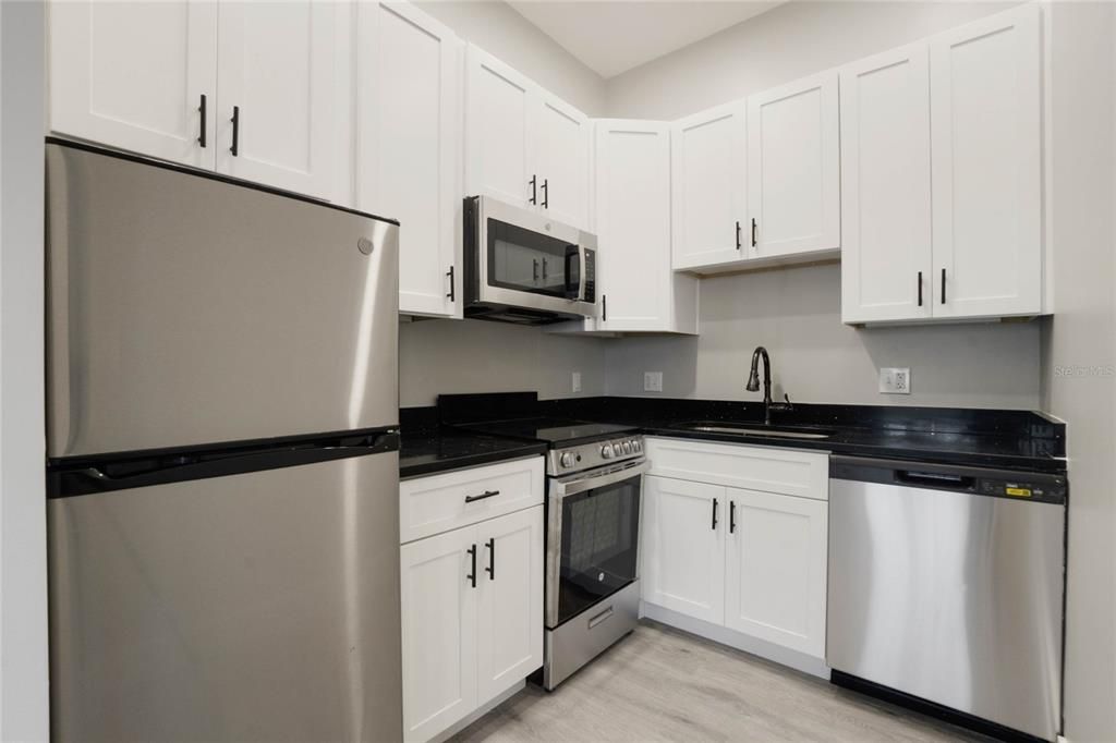 For Rent: $1,850 (1 beds, 1 baths, 587 Square Feet)