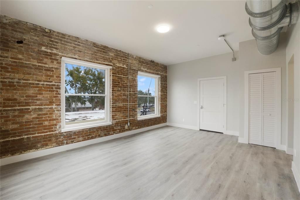 For Rent: $1,850 (1 beds, 1 baths, 587 Square Feet)