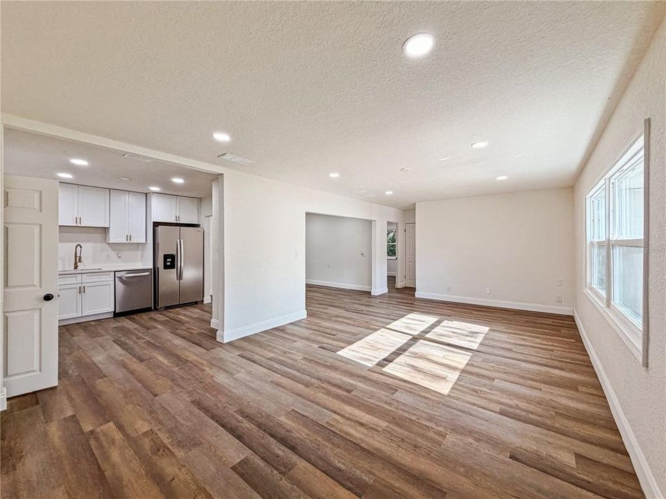 For Sale: $435,000 (5 beds, 3 baths, 1484 Square Feet)
