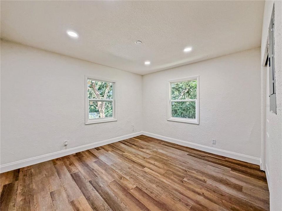 For Sale: $435,000 (5 beds, 3 baths, 1484 Square Feet)