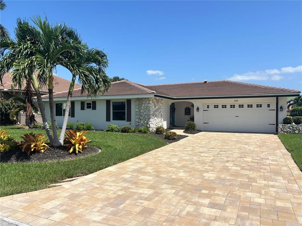 For Sale: $749,000 (3 beds, 2 baths, 1596 Square Feet)
