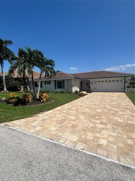 For Sale: $749,000 (3 beds, 2 baths, 1596 Square Feet)