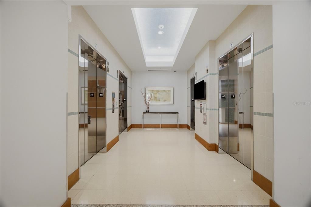 На продажу: $799,999 (2 спален, 2 ванн, 1232 Квадратных фут)