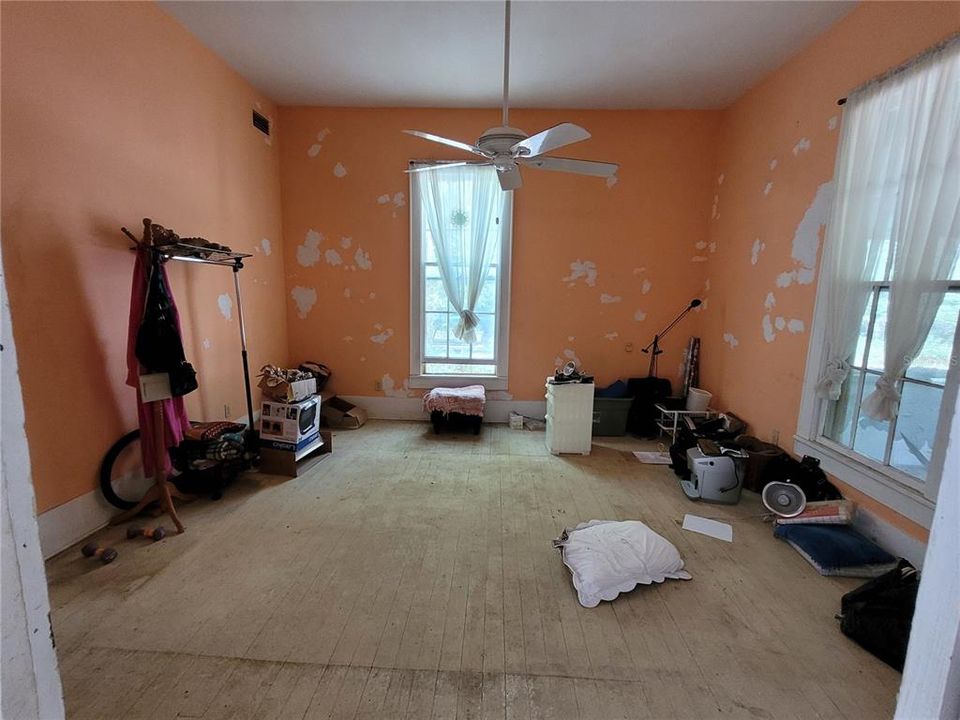 Под контрактом: $235,500 (2 спален, 1 ванн, 2190 Квадратных фут)