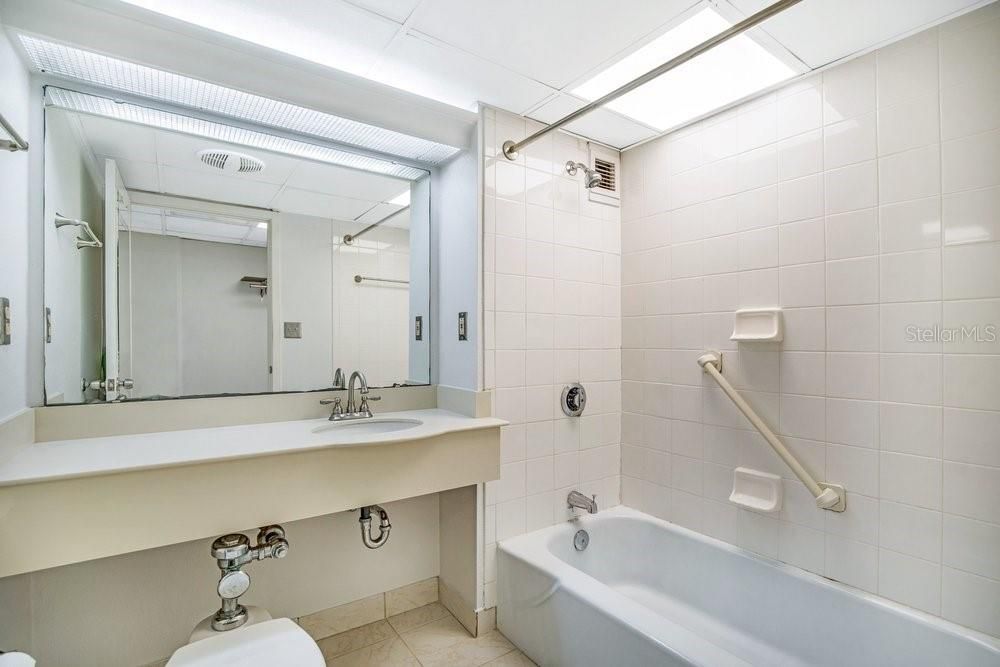 На продажу: $239,000 (2 спален, 2 ванн, 1324 Квадратных фут)