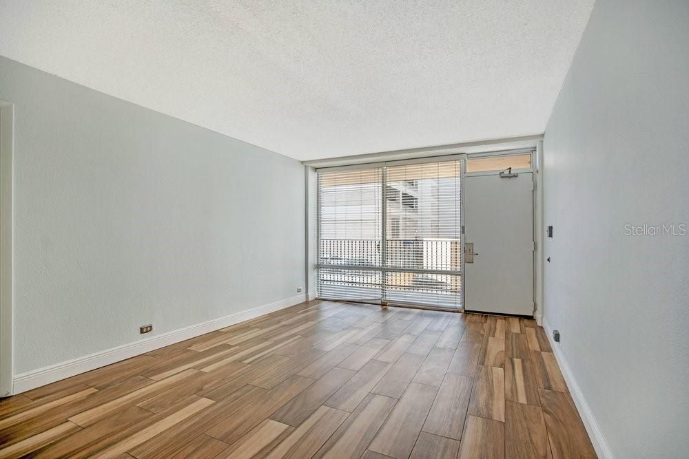 На продажу: $239,000 (2 спален, 2 ванн, 1324 Квадратных фут)