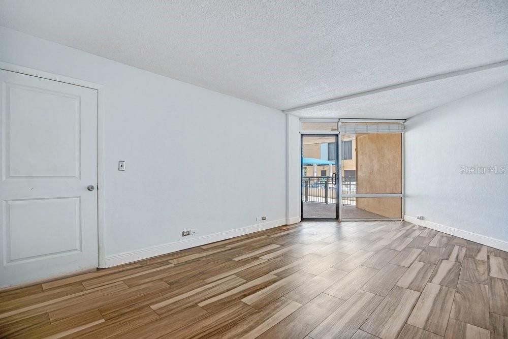На продажу: $239,000 (2 спален, 2 ванн, 1324 Квадратных фут)
