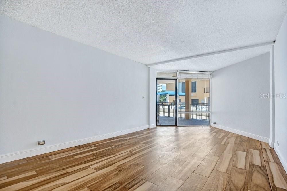 На продажу: $239,000 (2 спален, 2 ванн, 1324 Квадратных фут)