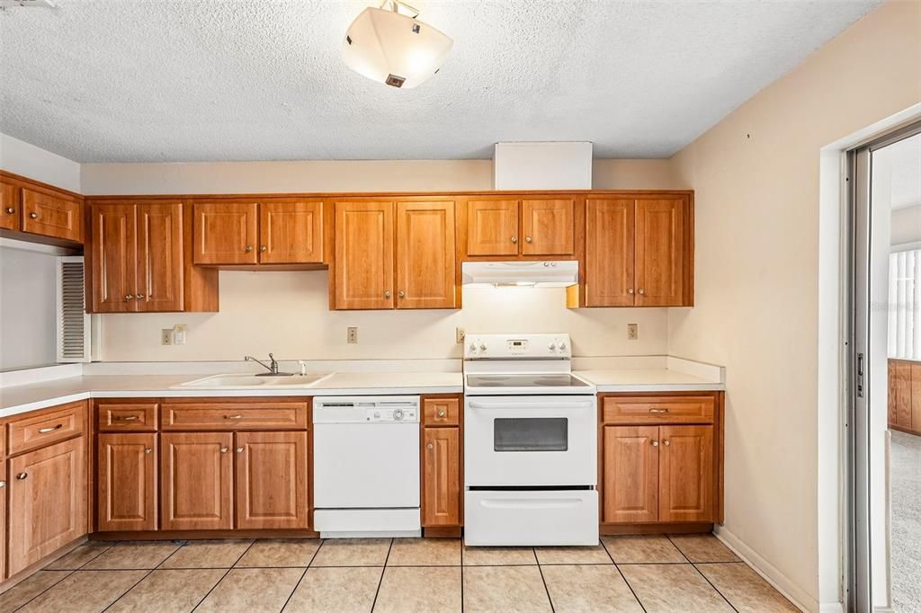На продажу: $154,900 (2 спален, 1 ванн, 992 Квадратных фут)