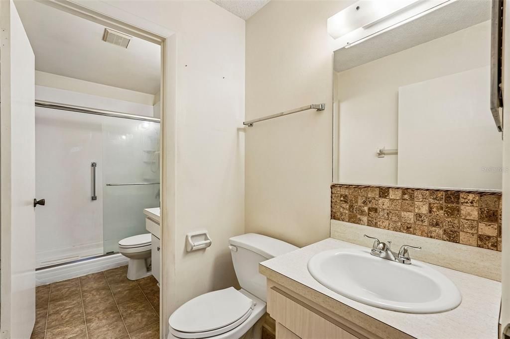 На продажу: $154,900 (2 спален, 1 ванн, 992 Квадратных фут)