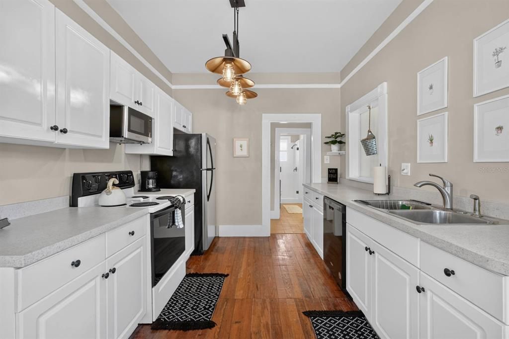 Active With Contract: $667,000 (3 beds, 2 baths, 1378 Square Feet)