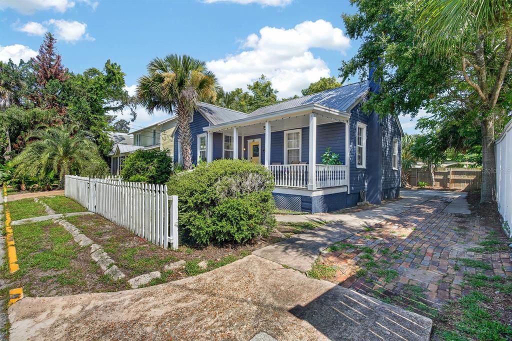 Active With Contract: $667,000 (3 beds, 2 baths, 1378 Square Feet)