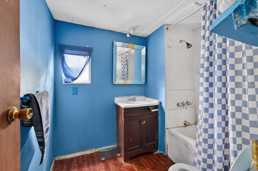 На продажу: $119,990 (5 спален, 2 ванн, 2052 Квадратных фут)
