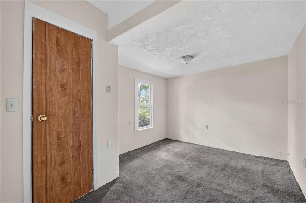 На продажу: $119,990 (5 спален, 2 ванн, 2052 Квадратных фут)