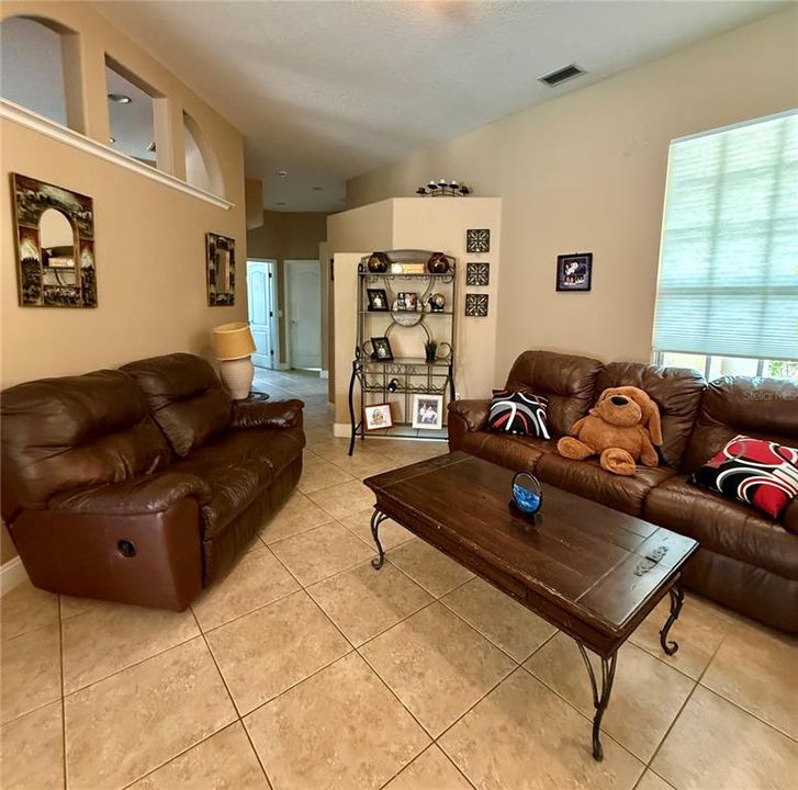 En Venta: $675,000 (4 camas, 2 baños, 2497 Pies cuadrados)