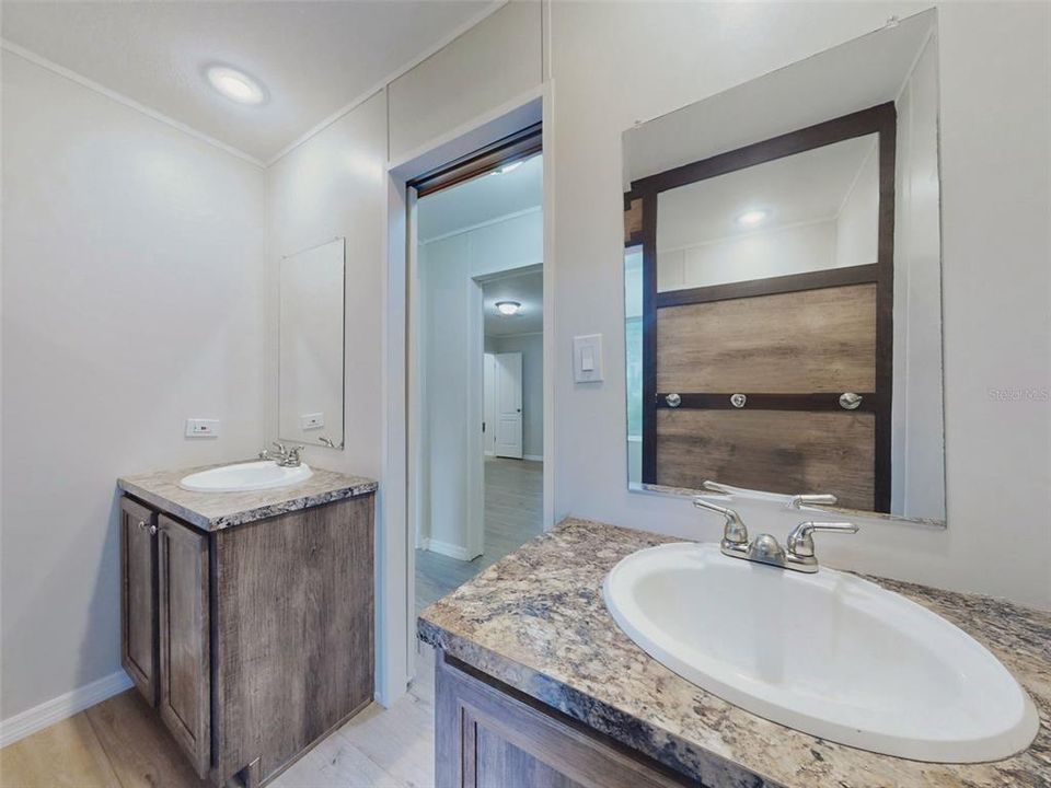 На продажу: $222,900 (4 спален, 2 ванн, 2117 Квадратных фут)