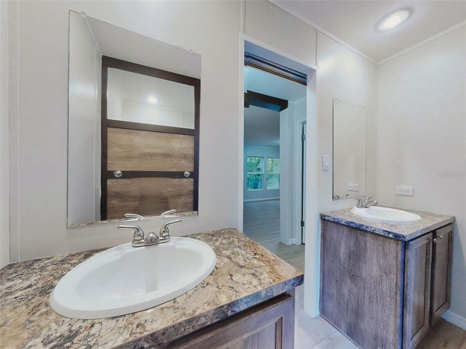 На продажу: $222,900 (4 спален, 2 ванн, 2117 Квадратных фут)