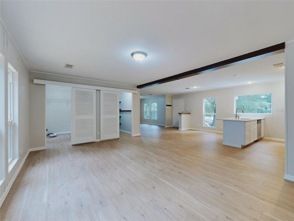 На продажу: $222,900 (4 спален, 2 ванн, 2117 Квадратных фут)