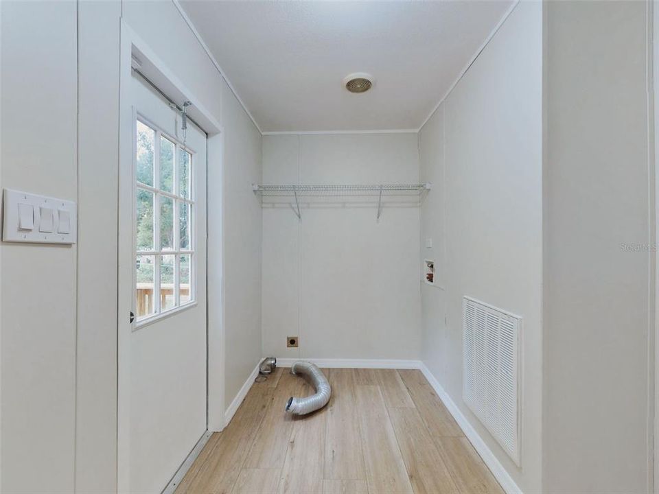 На продажу: $222,900 (4 спален, 2 ванн, 2117 Квадратных фут)