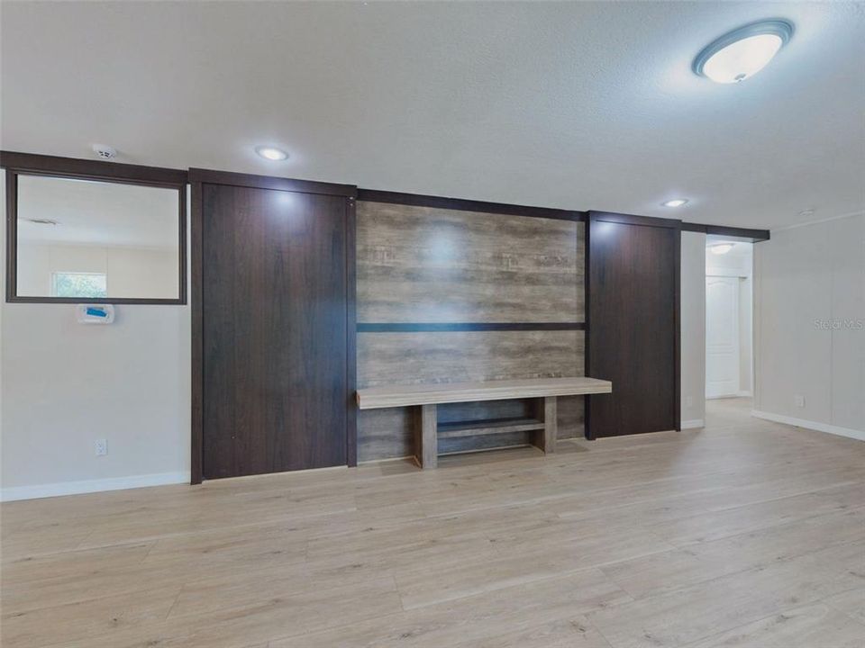 На продажу: $222,900 (4 спален, 2 ванн, 2117 Квадратных фут)