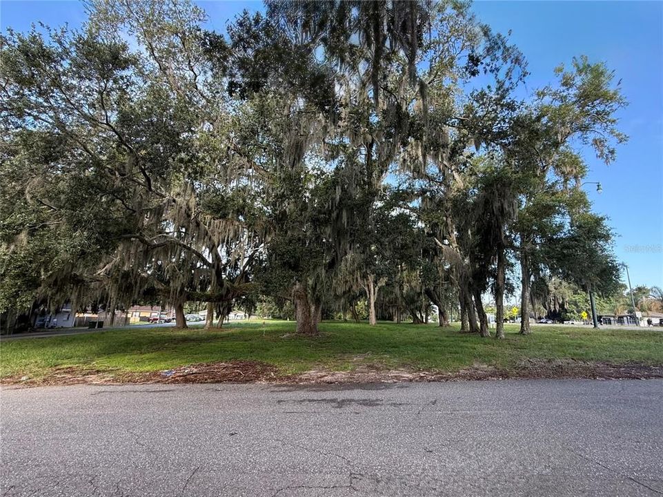 На продажу: $525,000 (1.68 acres)