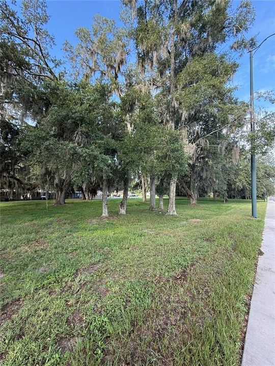 На продажу: $525,000 (1.68 acres)
