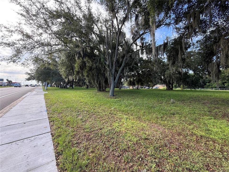 На продажу: $525,000 (1.68 acres)
