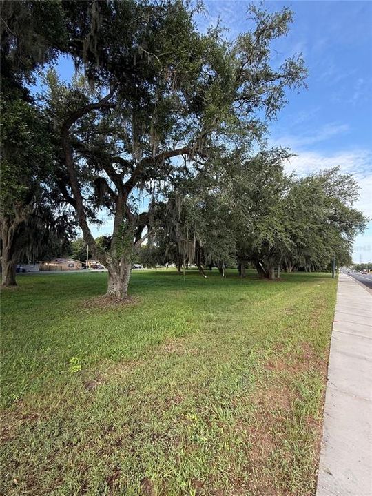 На продажу: $525,000 (1.68 acres)