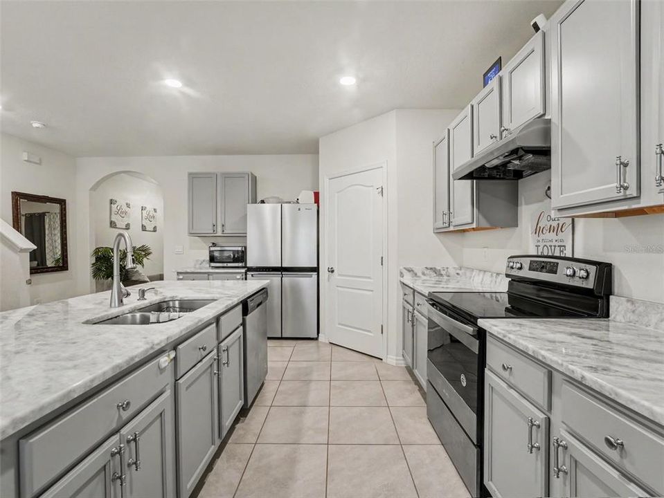 For Sale: $380,000 (5 beds, 3 baths, 2696 Square Feet)