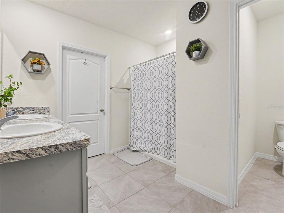 For Sale: $380,000 (5 beds, 3 baths, 2696 Square Feet)