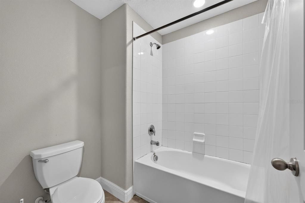 На продажу: $369,999 (5 спален, 2 ванн, 2415 Квадратных фут)