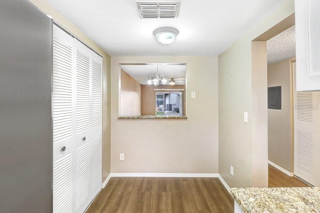 For Sale: $159,950 (2 beds, 2 baths, 915 Square Feet)