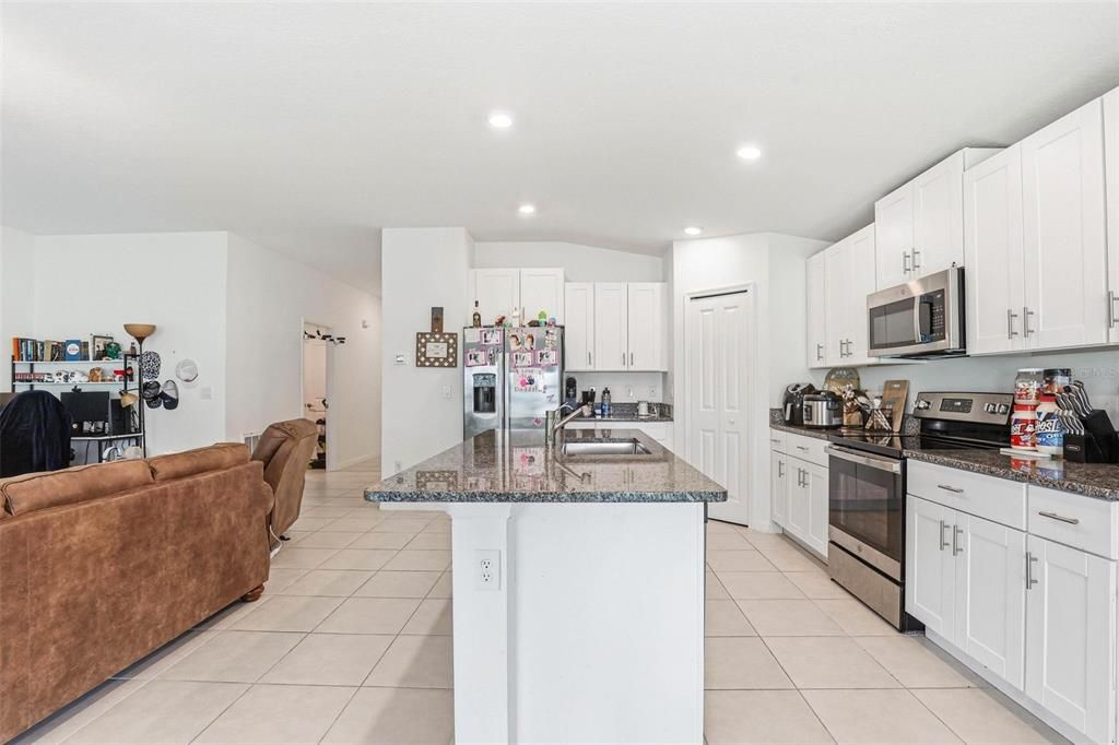 En Venta: $365,000 (4 camas, 2 baños, 1935 Pies cuadrados)