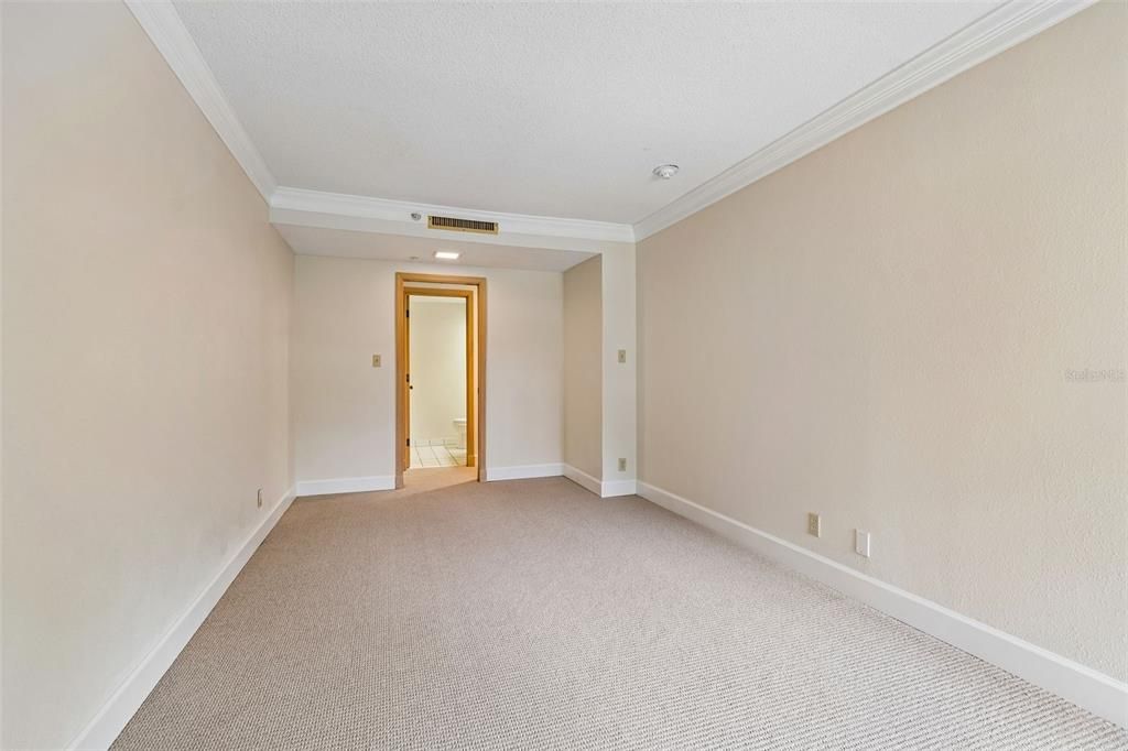 For Sale: $204,900 (1 beds, 1 baths, 610 Square Feet)