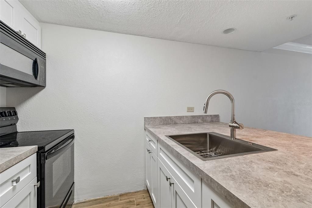 For Sale: $204,900 (1 beds, 1 baths, 610 Square Feet)