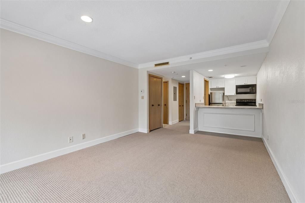 For Sale: $204,900 (1 beds, 1 baths, 610 Square Feet)