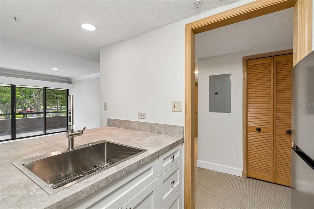 For Sale: $204,900 (1 beds, 1 baths, 610 Square Feet)