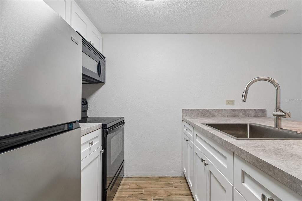 For Sale: $204,900 (1 beds, 1 baths, 610 Square Feet)