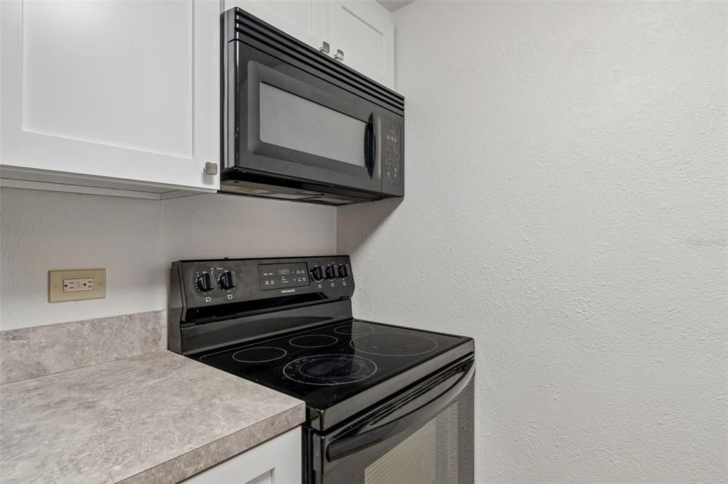 For Sale: $204,900 (1 beds, 1 baths, 610 Square Feet)
