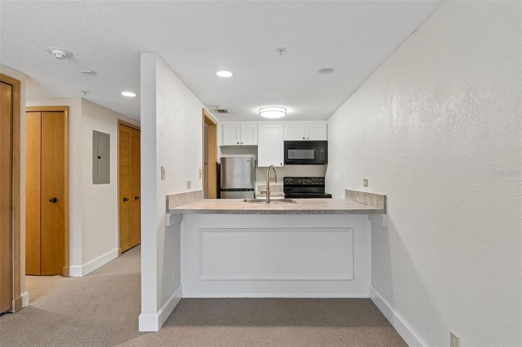 For Sale: $204,900 (1 beds, 1 baths, 610 Square Feet)