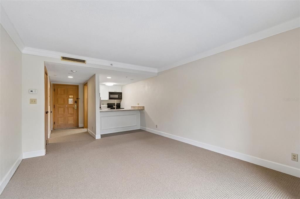 For Sale: $204,900 (1 beds, 1 baths, 610 Square Feet)